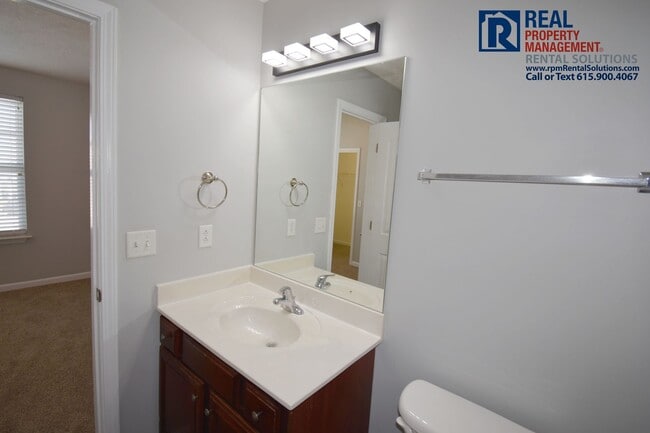 Building Photo - Great 2BR/2.5BA Murfreesboro townhome less than 2 miles from MTSU!