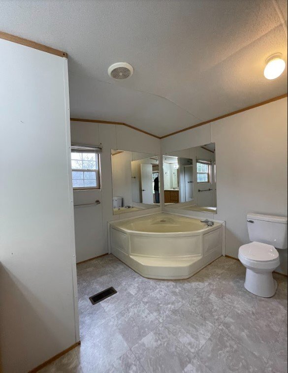 Building Photo - Country Living on 3 Acres in Fountain Inn!