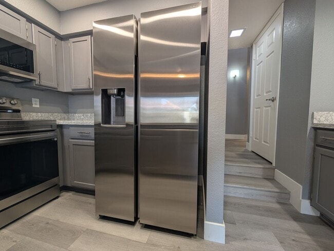 Building Photo - 2 Bedroom 2.5 Bath