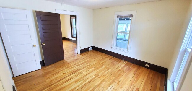 Building Photo - Great 2 Bedroom Unit in Northeast! -- Heat...