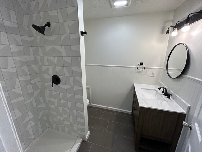 Building Photo - 755 E 104th St