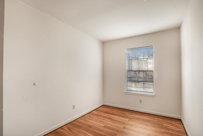 Building Photo - 2019 Lake Creek Dr