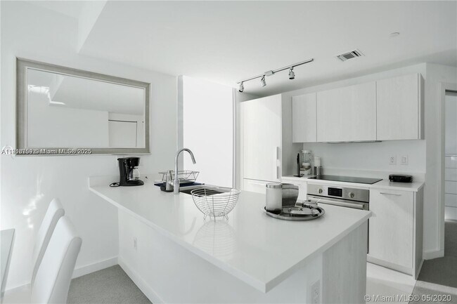 Primary Photo - 501 NE 31st St