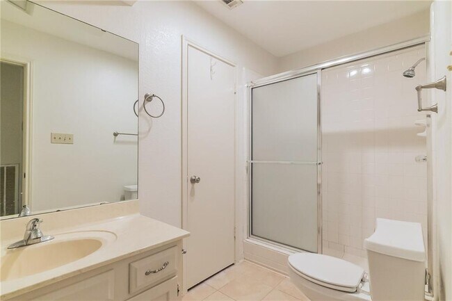 Building Photo - 7211 Lakewood Dr