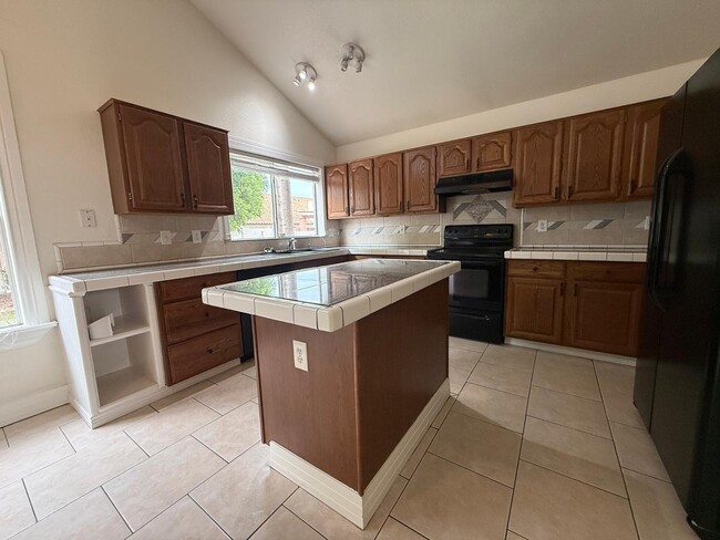 Building Photo - 3012 E Hermosa Vista Dr