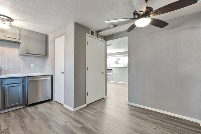 Building Photo - Adorable 2bedroom 1 bathroom Apartment