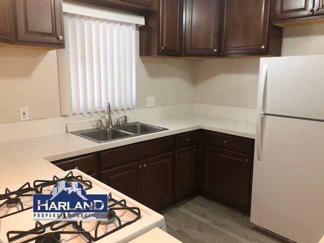 Primary Photo - 1043 B Ave