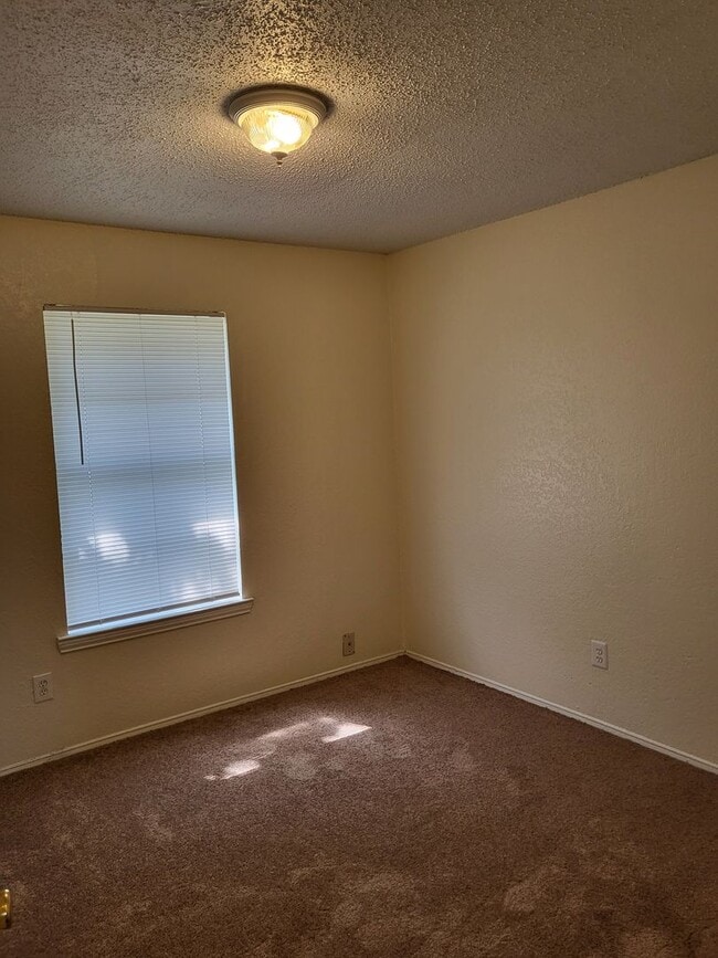 Building Photo - 1417 Laura Ln