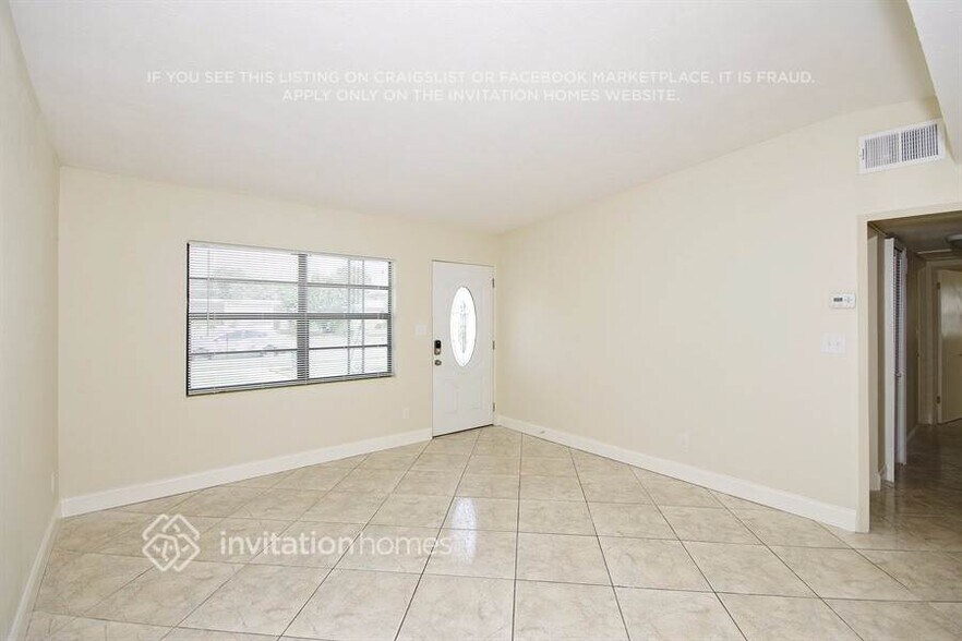 Building Photo - 7034 Pender Way
