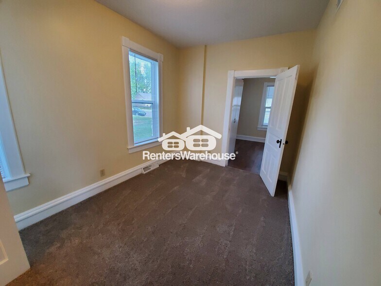 Building Photo - 108 3rd St W