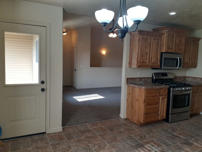 Building Photo - 3 bed 2 bath twin home located in Stonebri...