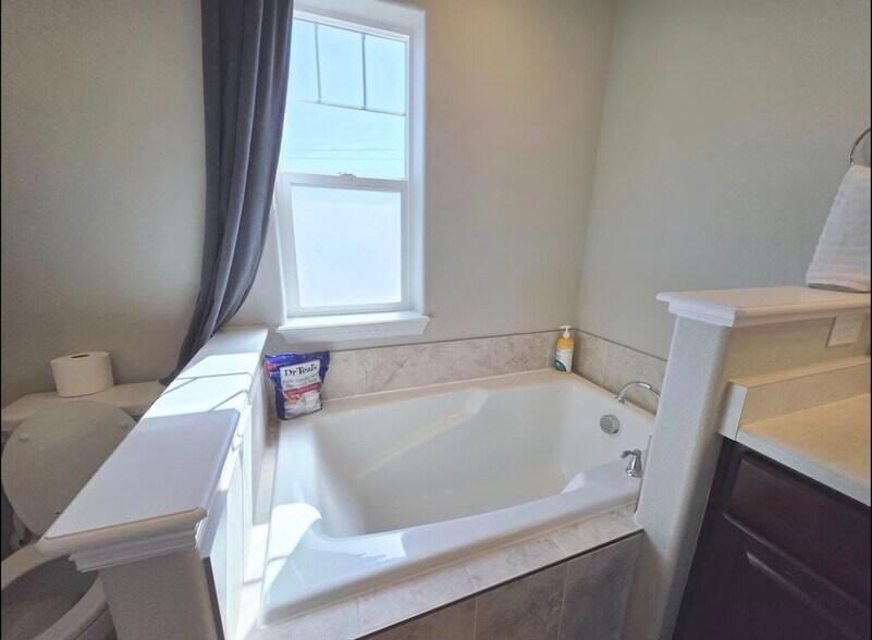 Building Photo - 6784 Skuna Dr