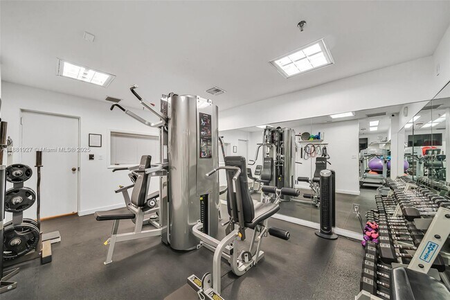Building Photo - 2901 S Bayshore Dr