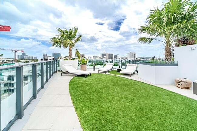 Building Photo - 9901 W Bay Harbor Dr