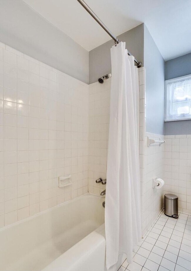 Building Photo - Beautiful 4 BR/2 BA Single-Family Home in ...