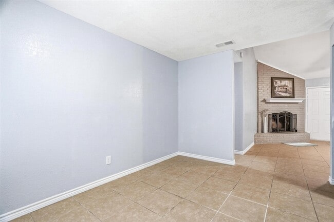 Building Photo - 416 Colonial Pl