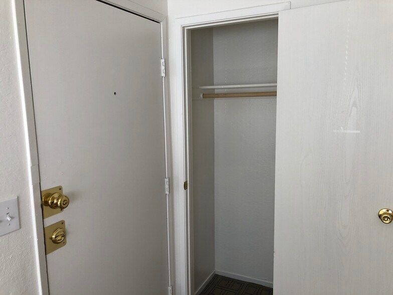 Building Photo - 2335 Daley St