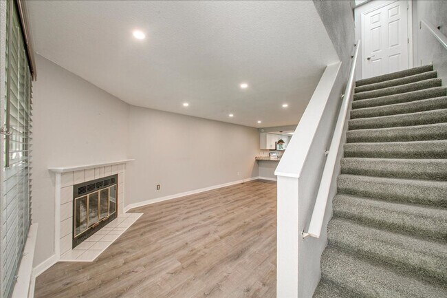 Building Photo - Bright & Stylish Townhome in the Heart of ...