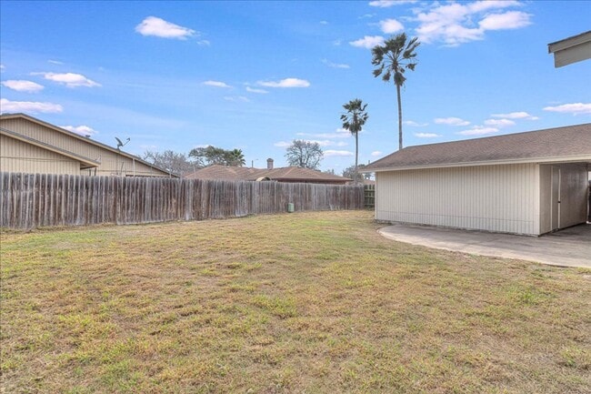 Building Photo - 985 Crossbill St