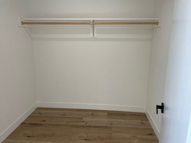 Building Photo - 1 Month Free! Spacious 3 Bedroom 3.5 Bath ...