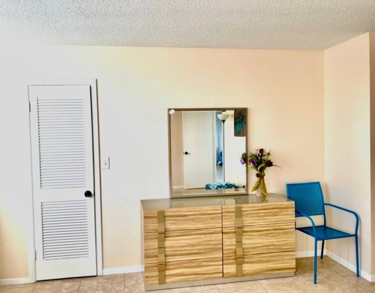 Building Photo - 3161 S Ocean Dr