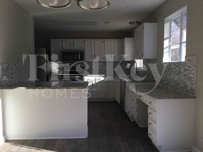 Building Photo - 5800 Old Meadow Rd