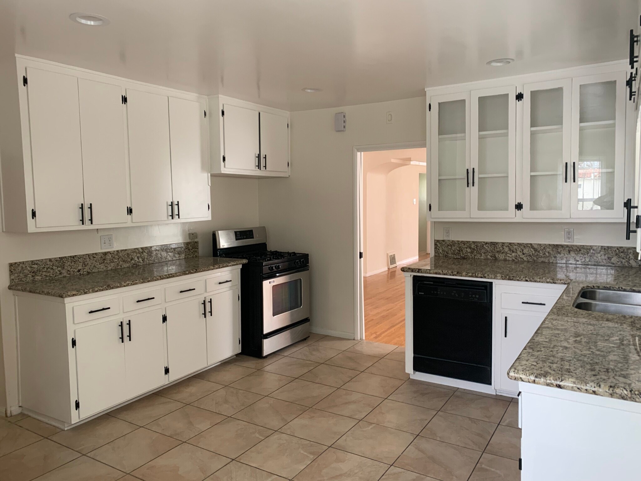 Building Photo - 1117 S Hayworth Ave