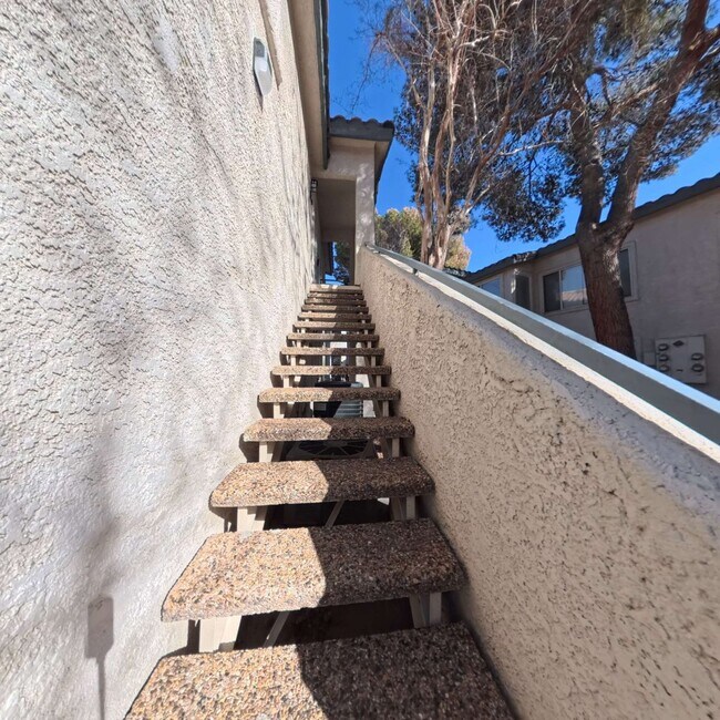 Building Photo - 3 Bedroom | 2nd Floor | Laminate Floors | Gated Community