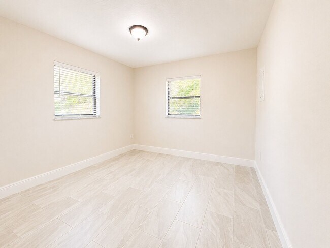 Building Photo - Newly Renovated 3/1 Single Family Home with Bonus room