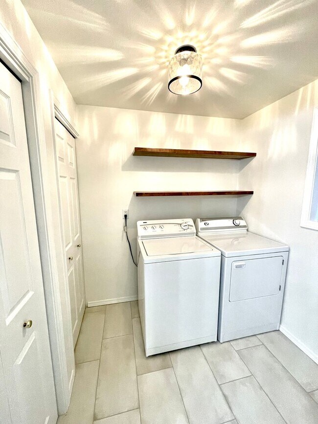 Building Photo - Stunning Riverfront Home in Sun Country