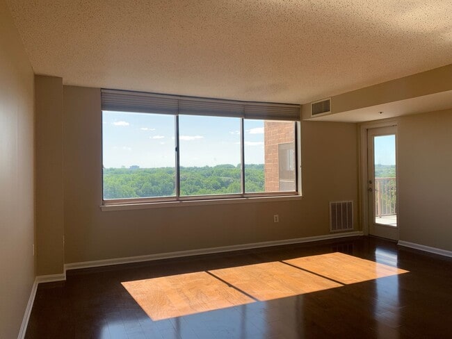 Building Photo - Rarely Available Penthouse 1BD/1BA in Gros...