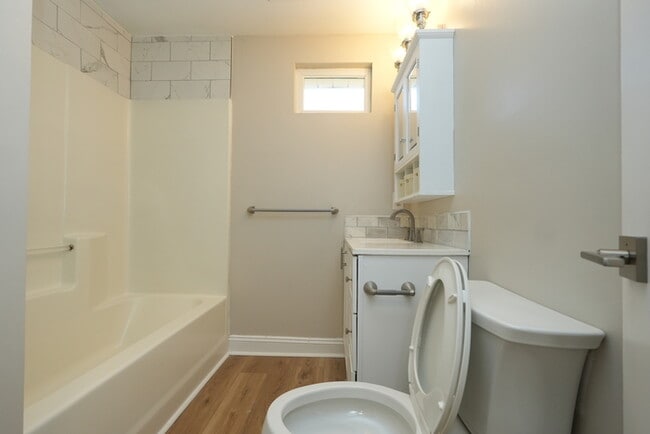 Building Photo - Newly Renovated Home Minutes from Uptown!