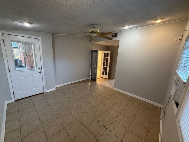 Building Photo - Gulf Breeze - 3 bedroom, 2 bathroom