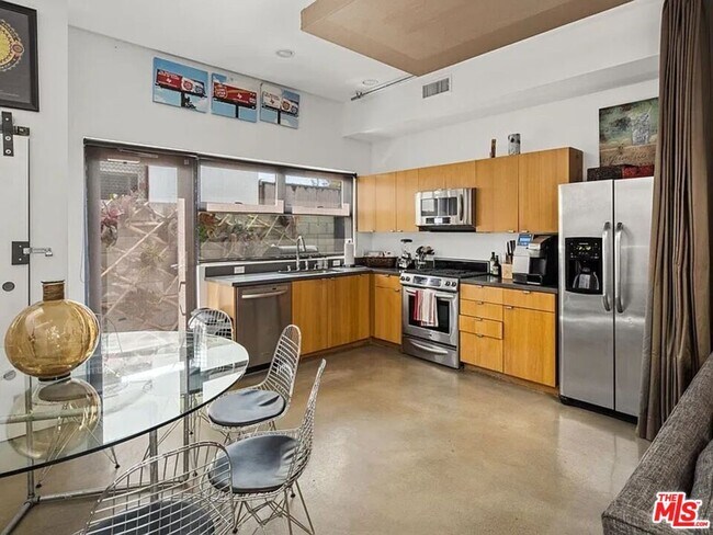 Building Photo - 815 Hampton Dr