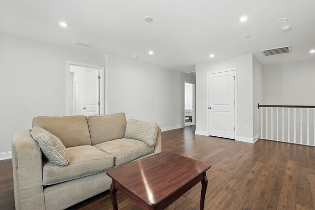 Building Photo - Spacious 5 Bedroom Home in Richmond Hill’s Waterways Community