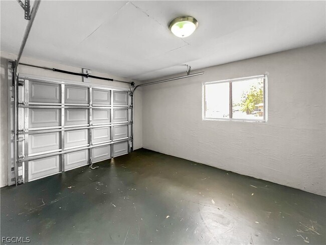 Building Photo - 2704 Owen Ave S