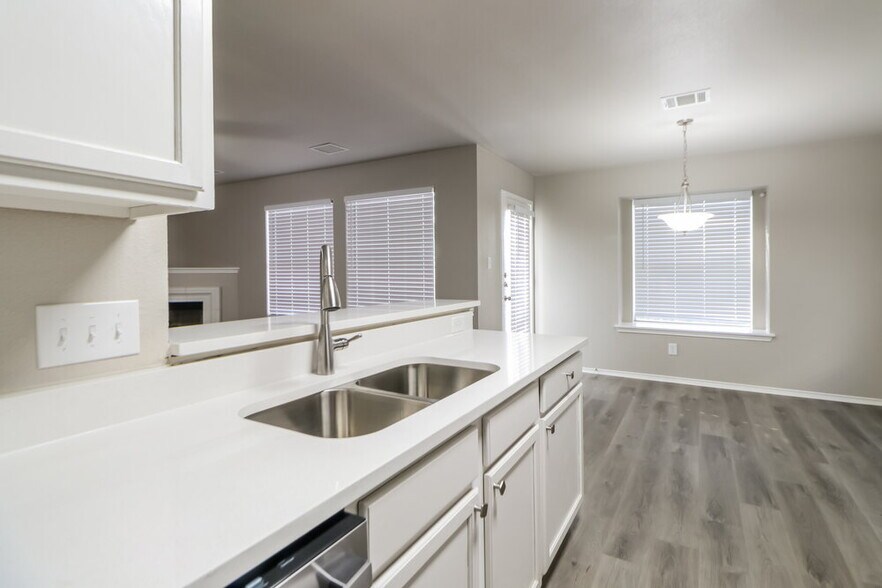 Building Photo - 15524 Sarah's Creek Dr