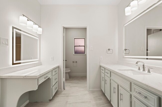 Building Photo - 3223 Country Club Blvd