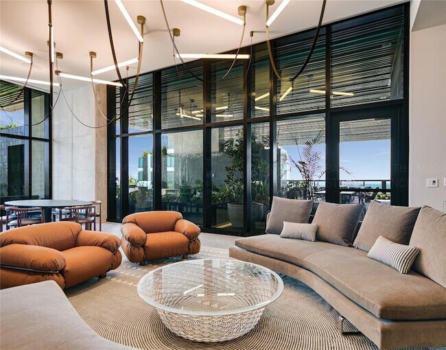 Building Photo - 610 Davis St