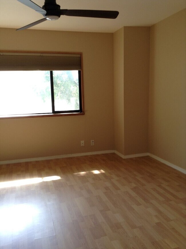 Building Photo - Stunning Townhouse on Mission Boulevard of Fremont