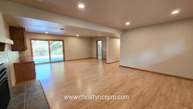 Building Photo - 12130 SE 47th Pl