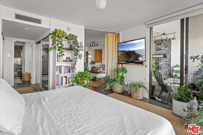 Building Photo - 4316 Marina City Dr