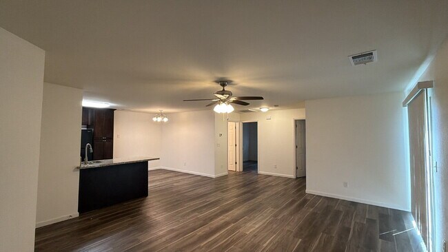 Building Photo - Charming 2-Bed, 2-Bath Haven in Merced!