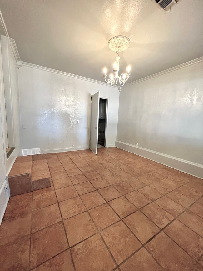 Building Photo - Remodeled Central Norman 3-bed 2-bath 2 Li...