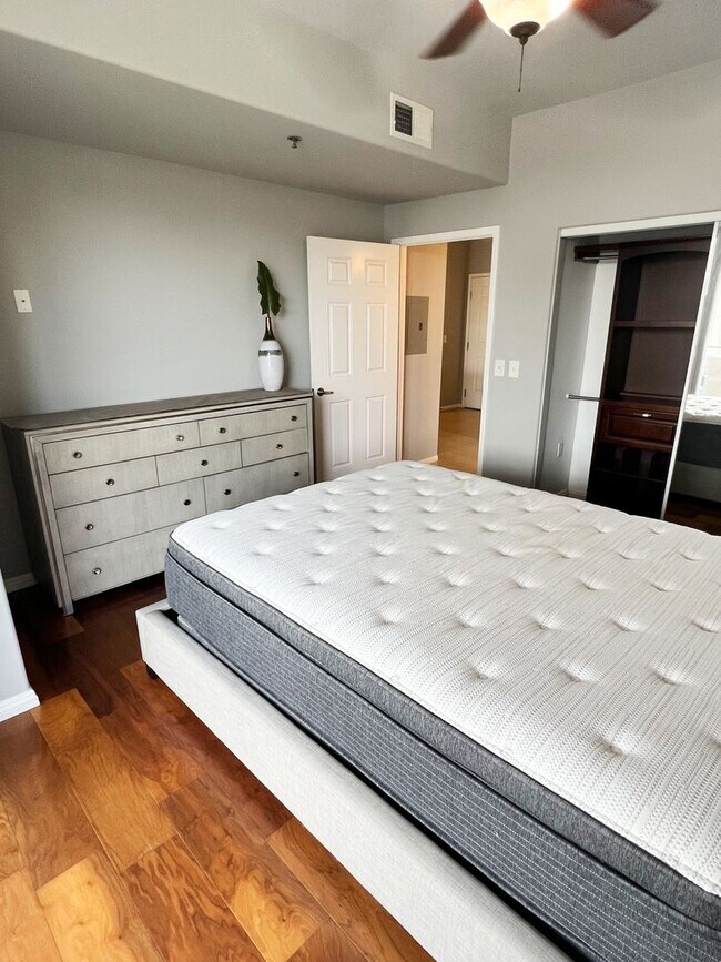 Building Photo - Beautiful 1 Bed/1 Bath Fully Furnished Lig...