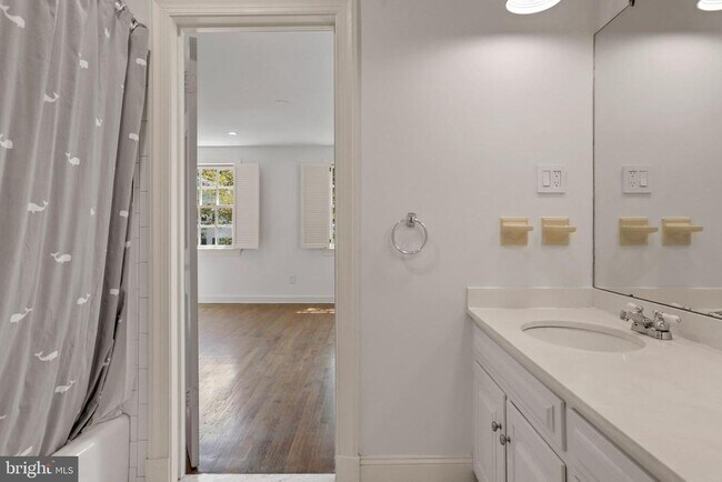 Building Photo - 4925 Weaver Terrace NW