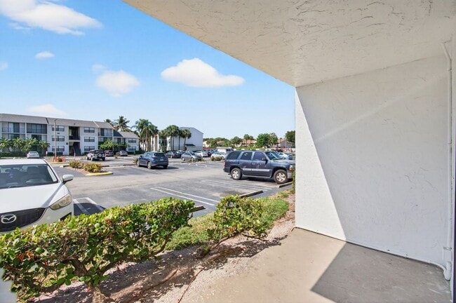 Building Photo - ONE BEDROOM ONE BATHROOM!! WATERFRONT COMMUNITY!