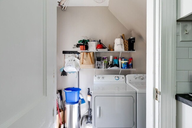 Building Photo - 5000 Bromley Ln