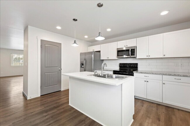 Building Photo - Like new 3 bedroom.