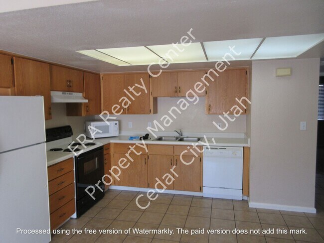 Building Photo - 467 N 300 W